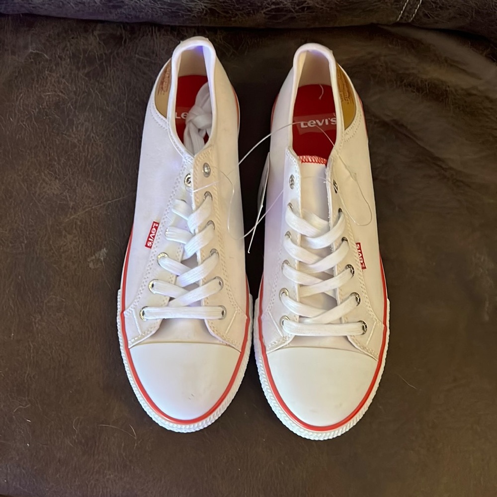 New with tags. Levi’s Stan Buck White Sneakers. Size 10.